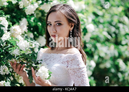 Bella Sposa sorge nei pressi del lago e attende per lo sposo. Foto Stock