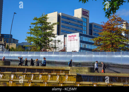 Sheffield, Regno Unito stazione delle ferrovie, con fontane e cascate Foto Stock