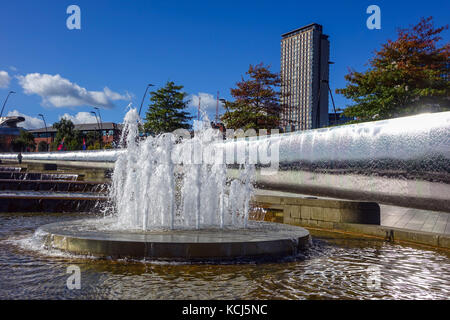 Sheffield, Regno Unito stazione delle ferrovie, con fontane e cascate Foto Stock