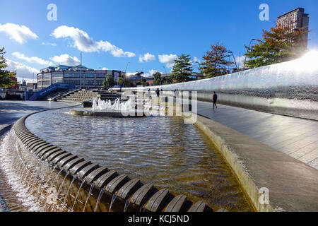 Sheffield, Regno Unito stazione delle ferrovie, con fontane e cascate Foto Stock