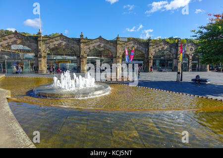 Sheffield, Regno Unito stazione delle ferrovie, con fontane e cascate Foto Stock