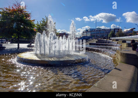 Sheffield, Regno Unito stazione delle ferrovie, con fontane e cascate Foto Stock