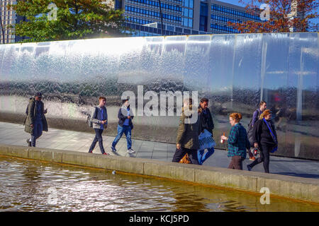 Sheffield, Regno Unito stazione delle ferrovie, con fontane e cascate Foto Stock