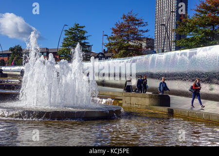 Sheffield, Regno Unito stazione delle ferrovie, con fontane e cascate Foto Stock