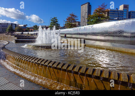 Sheffield, Regno Unito stazione delle ferrovie, con fontane e cascate Foto Stock