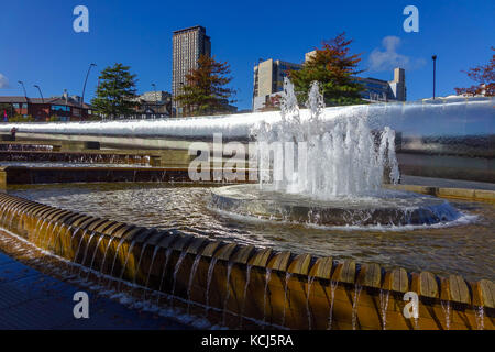 Sheffield, Regno Unito stazione delle ferrovie, con fontane e cascate Foto Stock