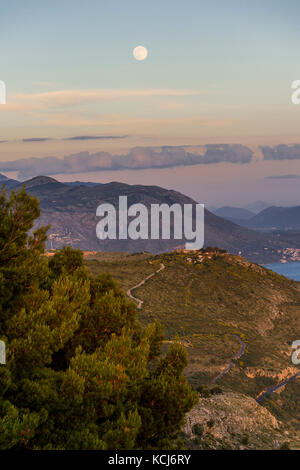 Ore del sorgere sul mare Adriatico e le coste che circondano Dubrovnik come visto dalla cima della collina SRD. Foto Stock