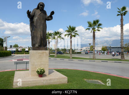 ALBANIA TIRANA , Madre Teresa memorial presso l'aeroporto, era nata come Anjezë Gonxha Bojaxhiu su 26. Agosto 1910 in Üsküb ( Oggi Skopje, Mazedonia ) e ha origine albanese , fondò la fraternità missionarie della carità e il famoso ospizio Nirmal Hriday per i poveri a Calcutta, India / ALBANIEN, Tirana, Mutter Teresa Denkmal am Flughafen Foto Stock