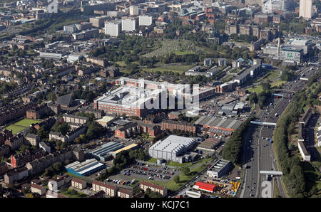 Una veduta aerea guardando ad ovest lungo la M8 verso Glasgow City Park prominente edificio sulla sinistra, Glasgow, Scotland, Regno Unito Foto Stock
