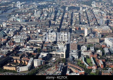 Vista aerea del centro città di Glasgow skyline guardando giù George Street, Scotland, Regno Unito Foto Stock
