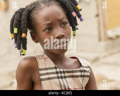 Accra, Ghana - 28 dicembre 2016: ragazza felice in una strada in Accra, Ghana. Foto Stock