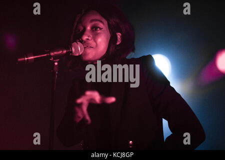 Il rapper, attrice e musicista inglese Simbi Ajikawo è meglio conosciuto dal suo nome di scena Little Simz ed è qui esegue un concerto dal vivo a Pumpehuset a Copenhagen. Danimarca, 17/01 2016. Foto Stock