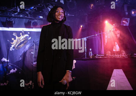 Il rapper, attrice e musicista inglese Simbi Ajikawo è meglio conosciuto dal suo nome di scena Little Simz ed è qui esegue un concerto dal vivo a Pumpehuset a Copenhagen. Danimarca, 17/01 2016. Foto Stock