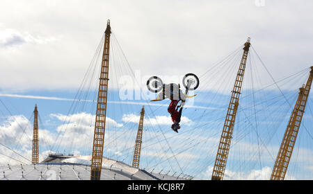 Il leader del Nitro Circus e il concorrente e pilota stunt americano Travis Pastrana si esibiscono in un'esibizione su una moto tra due chiatte galleggianti sul Tamigi, a Londra, in vista dell'apertura alla Birmingham Arena a novembre di 'Nitro Circus: Avete ottenuto questo?, che visiterà 10 città in sei paesi attraverso il continente. Foto Stock