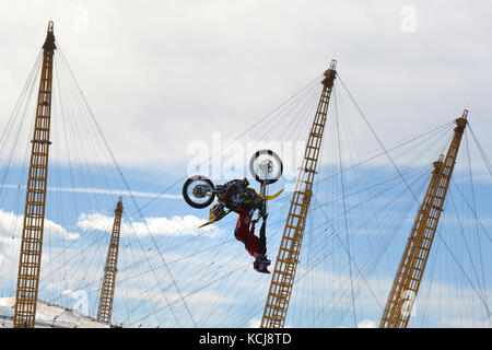 Il leader del Nitro Circus e il concorrente e pilota stunt americano Travis Pastrana si esibiscono in un'esibizione su una moto tra due chiatte galleggianti sul Tamigi, a Londra, in vista dell'apertura alla Birmingham Arena a novembre di 'Nitro Circus: Avete ottenuto questo?, che visiterà 10 città in sei paesi attraverso il continente. Foto Stock