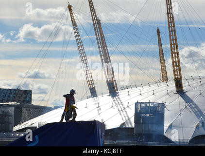 Il leader del Nitro Circus e il concorrente e pilota stunt americano Travis Pastrana si esibiscono in un'esibizione su una moto tra due chiatte galleggianti sul Tamigi, a Londra, in vista dell'apertura alla Birmingham Arena a novembre di 'Nitro Circus: Avete ottenuto questo?, che visiterà 10 città in sei paesi attraverso il continente. Foto Stock