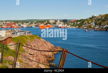 Vista da Fort Amherst attraverso il Narrows (solo ingresso alla St John's Harbour) di Signal Hill e la porta di San Giovanni, Terranova, Canada Foto Stock