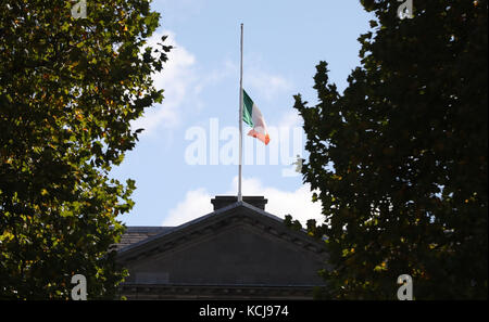 Bandiere volano a metà albero a Leinster House a Dublino dopo la morte dell'ex Taoiseach Liam Cosgrave. Foto Stock