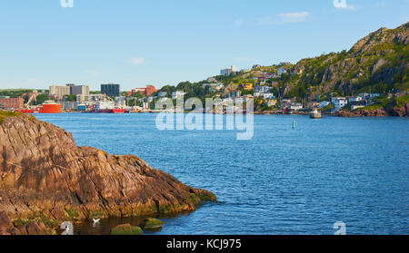 Vista da Fort Amherst attraverso il Narrows (solo ingresso alla St John's Harbour) di Signal Hill e la porta di San Giovanni, Terranova, Canada Foto Stock