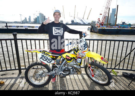 Nitro Circus, leader del settore automobilistico e professionista americano, concorrente e stunt, Travis Pastrana, che ha eseguito un giro in sella a una moto tra due chiatte galleggianti nel Tamigi, a Londra, in vista dell'apertura alla Birmingham Arena nel novembre del 'Nitro Circus: Avete capito”, che visiterà 10 città in sei paesi del continente. Foto Stock