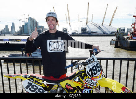 Il leader del Nitro Circus e il concorrente e pilota stunt americano Travis Pastrana si esibiscono in un'esibizione su una moto tra due chiatte galleggianti sul Tamigi, a Londra, in vista dell'apertura alla Birmingham Arena a novembre di 'Nitro Circus: Avete ottenuto questo?, che visiterà 10 città in sei paesi attraverso il continente. Foto Stock