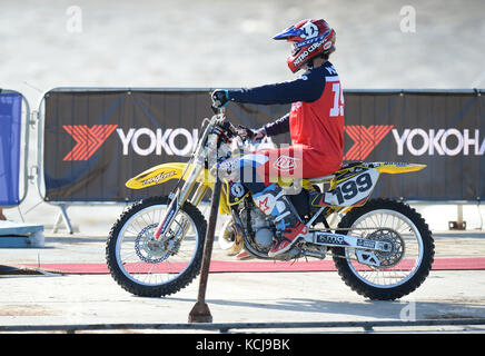 Il leader del Nitro Circus e il concorrente e pilota stunt americano Travis Pastrana si esibiscono in un'esibizione su una moto tra due chiatte galleggianti sul Tamigi, a Londra, in vista dell'apertura alla Birmingham Arena a novembre di 'Nitro Circus: Avete ottenuto questo?, che visiterà 10 città in sei paesi attraverso il continente. Foto Stock