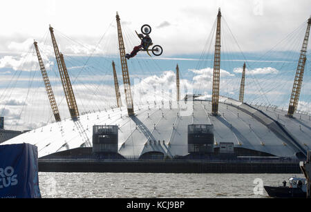 Il leader del Nitro Circus e il concorrente e pilota stunt americano Travis Pastrana si esibiscono in un'esibizione su una moto tra due chiatte galleggianti sul Tamigi, a Londra, in vista dell'apertura alla Birmingham Arena a novembre di 'Nitro Circus: Avete ottenuto questo?, che visiterà 10 città in sei paesi attraverso il continente. Foto Stock