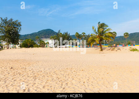 Phuket, Tailandia - 17 aprile 2016: vista diurna di Karon Beach il 17 aprile 2016 in Phuket, Tailandia Foto Stock