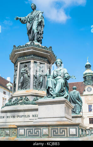 Austria, Vienna, il palazzo imperiale Hofburg, il monumento all'imperatore Francesco all'interno piazza Castello Foto Stock