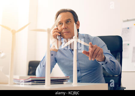 Piacevole ingegnere ambientale parlando al telefono Foto Stock