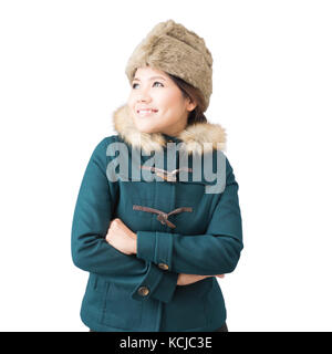 Donna asiatica che indossa manto verde con cappello di pelliccia isolato su bianco Foto Stock