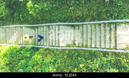 Due atleti in esecuzione su scale nella soleggiata la natura in autunno. Foto Stock