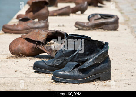 Le scarpe sulla sponda del Danubio memorial a Budapest in una giornata di sole. Foto Stock