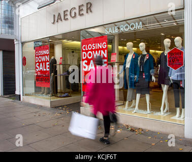 Cifre fuori fuoco che passano le aziende Jaeger in declino, prime Location, Retail Units, May Sell, tutte le richieste, Negozi a Let, negozi di fronte, unità al dettaglio, chiuso, chiusura dopo vendite al dettaglio scadenti, negozi con chiusura, Chapel Street, & Lord Street, Southport, Merseyside, Regno Unito Foto Stock