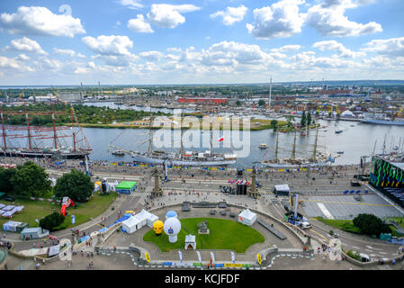 Szczecin, Polonia, 7 agosto 2017: Panorama della banchina di Szczecin durante la finale di Tall Ships gare 2017 Foto Stock