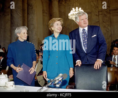 Washington, DC - (file) -- Stati Uniti il senatore Edward M. "" Ted Kennedy (democratico del Massachusetts), destra, E DEGLI STATI UNITI Il senatore Nancy Landon Kassebaum (sinistra), il benvenuto prima signora Hillary Rodham Clinton, centro di testimoniare davanti al Congresso degli Stati Uniti Istruzione del Senato e comitato di lavoro a Washington D.C., il 29 settembre 1993. Clinton è stato visualizzato a testimoniare a favore della della riforma sanitaria..Credit: Ron Sachs / CNP /MediaPunch Foto Stock