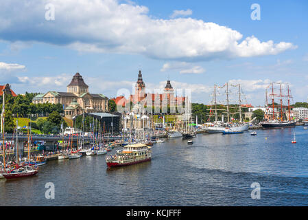 Szczecin, Polonia, 7 agosto 2017: Panorama della banchina di Szczecin durante la finale di Tall Ships gare 2017 Foto Stock