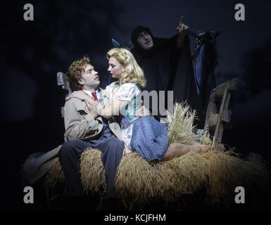 Hadley Fraser nel ruolo di Frederick Frankenstein, Summer Strallen nel ruolo di Inga e Ross Noble nel ruolo di Igor, a una chiamata per la commedia musicale di Mel Brooks Young Frankenstein, al Garrick Theatre di Londra Foto Stock