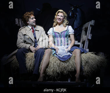 Hadley Fraser come Frederick Frankenstein e Summer Strallen come Inga, a una fotocellula per la commedia musicale di Mel Brooks Young Frankenstein, al Garrick Theatre di Londra Foto Stock