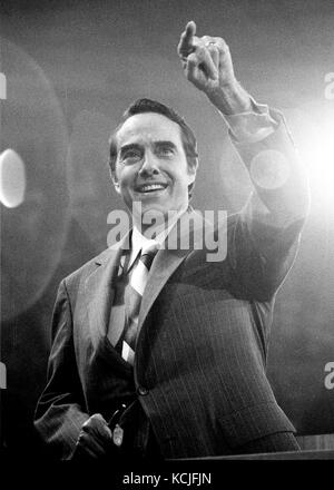 Stati Uniti il senatore Bob Dole (Repubblicano del Kansas), il 1976 candidato repubblicano per il Vice Presidente degli Stati Uniti, parla alla Convention Nazionale Repubblicana presso l'Arena Kemper a Kansas City, Missouri il 19 agosto 1976. Credito: Arnie Sachs / CNP /MediaPunch Foto Stock