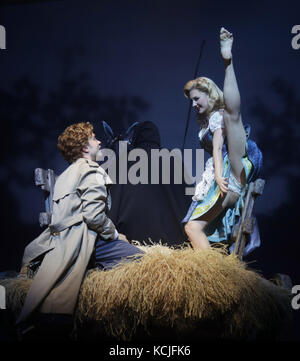 Hadley Fraser come Frederick Frankenstein e Summer Strallen come Inga, a una fotocellula per la commedia musicale di Mel Brooks Young Frankenstein, al Garrick Theatre di Londra Foto Stock