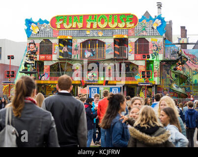 Leiden, Paesi Bassi il 3 ottobre 2017. La fiera locale parco divertimenti con attrazioni, persone che camminano davanti al Fun House editoriale Foto Stock