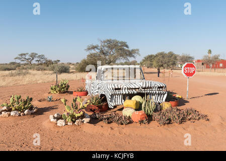 Koes - luglio 5, 2017: un display con un vecchio camioncino e succulente a ulteriori toe coffee shop in koes, una piccola città nella regione di karas in namibi Foto Stock