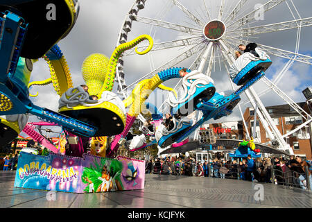 Leiden, Paesi Bassi il 3 ottobre 2017. La fiera locale parco divertimenti con attrazioni e giostre con una ruota panoramica Ferris in background. Editoriale Foto Stock