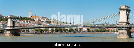 Una vista del Ponte delle catene Széchenyi sul Danubio a Budapest con il Bastione dei pescatori e la Chiesa di Mattia sullo sfondo. Foto Stock