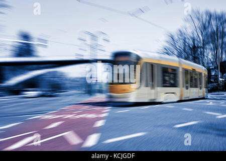 Movimento sfocate di un nuovo tipo di Bruxelles sul tram tervueren street in Belgio Foto Stock