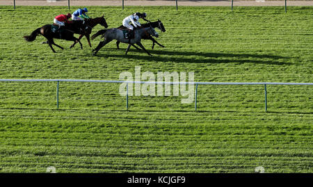 Milan of Crystal ridden by Lee Edwards batte Undefined Beauty ridden by Richard Johnson in the Watch Racing UK su Virgin 536 Mares' handicap hurdle all'ippodromo di Warwick. Foto Stock