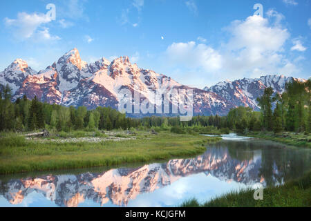 Il magnifico Grand Teton Mountains si riflette nel fiume Snake all'alba Foto Stock