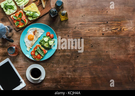 Una sana colazione e tazza di caffè Foto Stock