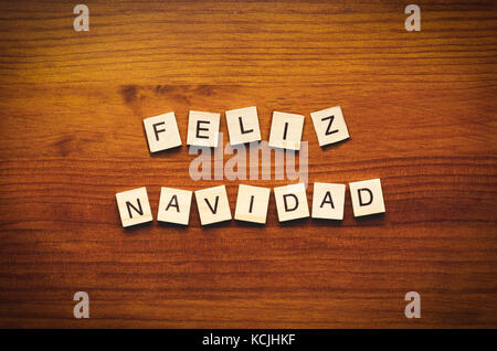 Feliz Navidad di testo su un sfondo di legno Foto Stock